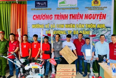Những món quà ý nghĩa được trao tặng tới bà con đồng bào Cơ tu tại thôn Aur, xã A Vương, thành phố Đà Nẵng. (Ảnh: PHẠM THỦY)