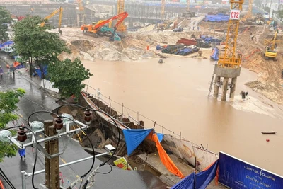 Vị trí sụt lún cuốn theo 2 ô-tô con đang đậu trên vỉa hè xuống hố sâu chiều 3/12.