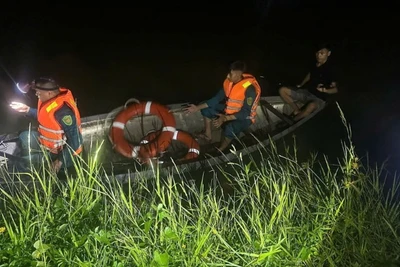 Lực lượng chức năng xuyên đêm tìm kiếm cháu bé nghi mất tích khu vực sông Yên. (Ảnh: Công an cung cấp)