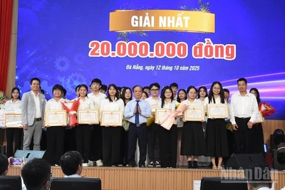 Đại học Đà Nẵng vinh danh, khen thưởng sinh viên xuất sắc trong nghiên cứu khoa học, năm học 2024-2025. (Ảnh: ANH ĐÀO)