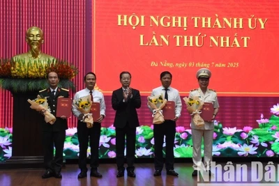 Bí thư Thành uỷ Đà Nẵng Nguyễn Văn Quảng trao Quyết định thành lập Đảng bộ các cơ quan Đảng thành phố, Đảng bộ Ủy ban nhân dân thành phố, Đảng bộ Quân sự thành phố, Đảng bộ Công an thành phố Đà Nẵng. (Ảnh: ANH ĐÀO)