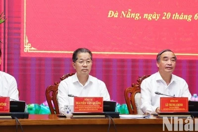 Các đồng chí Thường trực Thành ủy Đà Nẵng chủ trì hội nghị chiều 20/6. (Ảnh: ANH ĐÀO)