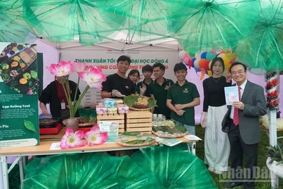 Sinh viên Đà Nẵng trải nghiệm không gian văn hóa Hàn Quốc được tổ chức ngày 19/12. (Ảnh: ANH ĐÀO)