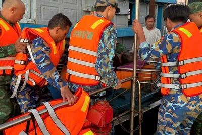 Bộ đội biên phòng Đà Nẵng cứu kịp thời thuyền viên bị nạn khi đang hành nghề trên biển. (Ảnh: Bộ đội Biên phòng thành phố Đà Nẵng cung cấp)