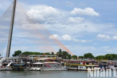 Các phương tiện tàu du lịch trên sông Hàn Đà Nẵng. (Ảnh: ANH ĐÀO)