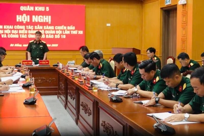 Trung tướng Lê Ngọc Hải – Tư lệnh Quân khu 5 chủ trì cuộc họp.