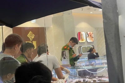 Công an phong tỏa hiện trường nơi xảy ra vụ nghi cướp tiệm vàng. (Ảnh: HG)