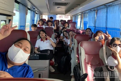 Các sinh viên công nghệ thông tin Trường đại học Duy Tân lên đường về các xã vùng núi, biên giới của Đà Nẵng để hỗ trợ giải quyết thủ tục hành chính. (Ảnh: ANH ĐÀO)