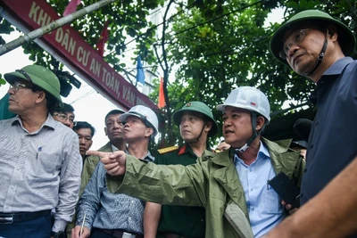 Bí thư Thành ủy Đà Nẵng Lê Ngọc Quang kiểm tra thực tế khu vực "rốn lũ" Mẹ Suốt chiều 22/10. 