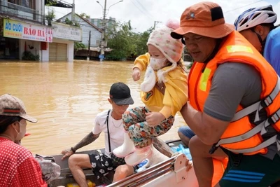 Trong bão lũ ngày 30/10, nhiều nhóm tình nguyện viên đã trực tiếp vào các vùng ngập sâu, cứu dân tại khu vực Cẩm Kim, phường Hội An, thành phố Đà Nẵng.