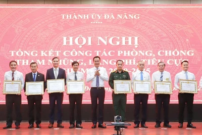 Bí thư Thành ủy Đà Nẵng Lê Ngọc Quang trao tặng bằng khen cho các tập thể có thành tích xuất sắc trong công tác phòng, chống tham nhũng, lãng phí, tiêu cực trong nhiệm kỳ qua.
