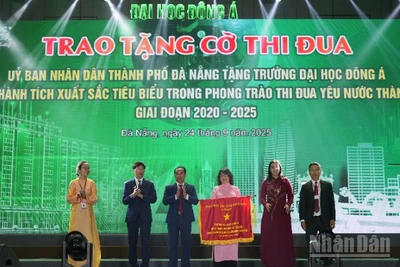 Lãnh đạo thành phố trao tặng Trường đại học Đông Á Cờ thi đua của Ủy ban nhân dân thành phố Đà Nẵng. (Ảnh: ANH ĐÀO)