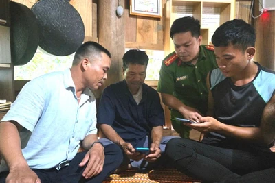 Công anh xã A Vương, thành phố Đà Nẵng hỗ trợ người dân cập nhật các ứng dụng trên điện thoại thông minh.