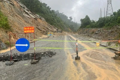 Nhiều tuyến đường trọng yếu tại các xã miền núi Đà Nẵng bị sạt lở, chia cắt do mưa lũ.