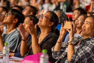 Du khách hào hứng xem pháo hoa tại sân khấu chính. (Ảnh: Ban tổ chức)