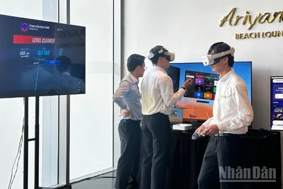 Các đại biểu trải nghiệm công nghệ chuyển đổi số tại chương trình công bố sự kiện. (Ảnh: ANH ĐÀO)