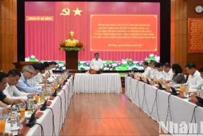 Thường trực Ban Bí thư Trần Cẩm Tú làm việc với Ban Thường vụ Thành ủy Đà Nẵng sáng 5/6. (Ảnh: ANH ĐÀO)