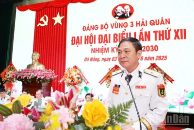 Chuẩn Đô đốc Lê Bá Quân, Phó Tư lệnh Quân chủng Hải quân phát biểu chỉ đạo Đại hội. (Ảnh: ĐÌNH TĂNG)