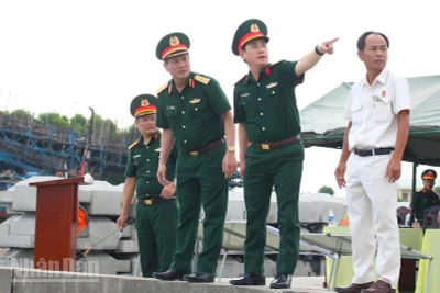 Thủ trưởng Bộ Tư lệnh Quân khu kiểm tra thực tế tại Cảng Kỳ Hà. (Ảnh: ĐÌNH TĂNG)
