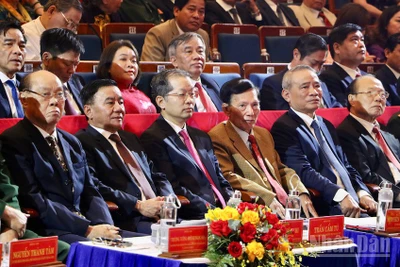 Đồng chí Trần Cẩm Tú, Thường trực Ban Bí thư cùng lãnh đạo các ban, bộ, ngành Trung ương dự buổi Lễ. (Ảnh: Nhóm PV)