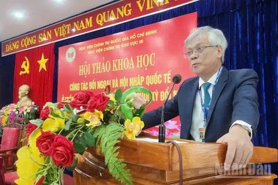 Phó Giáo sư, Tiến sĩ Lê Văn Đính, Phó Giám đốc Học viện Chính trị khu vực III phát biểu đề dẫn tại Hội thảo. (Ảnh: ĐÌNH TĂNG) 