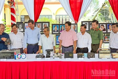 Đại biểu tham quan gian trưng bày dụng cụ tác nghiệp phát thành và truyền hình ngày xưa. 