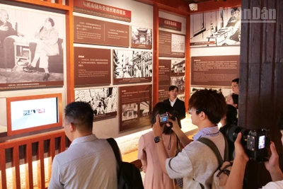 Du khách tham quan Khu di tích Chủ tịch Hồ Chí Minh tại Côn Minh, tỉnh Vân Nam, Trung Quốc.