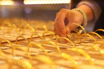 Nhân viên đang sắp xếp lại sản phẩm vàng trang sức ở một cửa hàng vàng tại thành phố Hồ Châu, tỉnh Chiết Giang, Trung Quốc. (Ảnh: Tân Hoa xã)