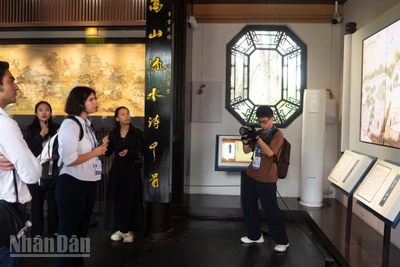 Du khách tìm hiểu giai thoại "Tri âm cao sơn lưu thủy" Bá Nha-Tử Kỳ.