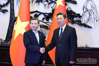 Đồng chí Lê Minh Trí bắt tay đồng chí Trần Văn Thanh, Ủy viên Bộ Chính trị, Bí thư Trung ương Đảng, Bí thư Ủy ban Chính Pháp Trung ương.