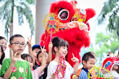 Các em nhỏ được trải nghiệm không gian Trung thu đầy sắc màu và niềm vui tại Bảo tàng Dân tộc học.