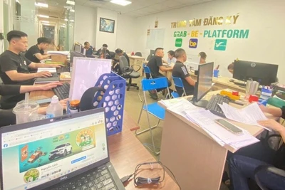 Hợp tác xã vận tải Hợp Tiến hỗ trợ tài xế đăng ký dịch vụ chạy xe công nghệ.