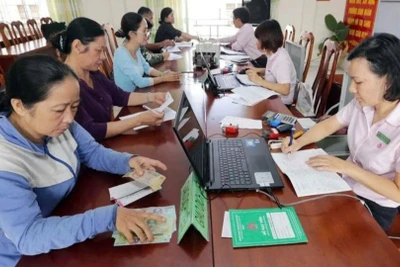 Người dân giao dịch tại Điểm giao dịch của Ngân hàng Chính sách xã hội An Giang.