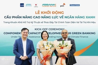 Đại diện ABBANK tặng hoa cho ông Shantanu Chakraborty - Giám đốc quốc gia của ADB tại Việt Nam và bà Đinh Thị Quỳnh Vân - Chủ tịch Công ty TNHH PwC Việt Nam.