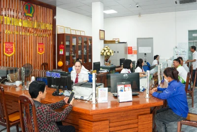 Giao dịch khách hàng tại Quỹ tín dụng nhân dân Tân Phúc (tỉnh Hưng Yên)