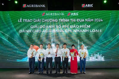 Lãnh đạo Agribank và ABIC trao giải doanh số phí bảo hiểm dành cho Agribank chi nhánh loại 1.