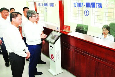 Lãnh đạo Ủy ban nhân dân thành phố Hà Nội kiểm tra cơ sở vật chất tại xã Yên Lãng mới. (Ảnh PHẠM HÙNG)