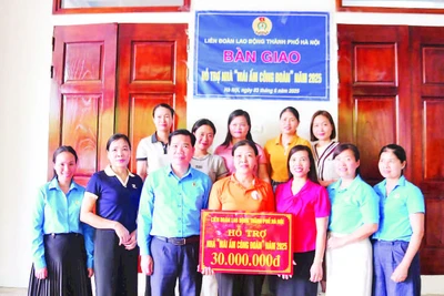 Đại diện Liên đoàn Lao động thành phố Hà Nội, Liên đoàn Lao động huyện Ba Vì, Công đoàn Trường mầm non Cổ Đô trao hỗ trợ nhà “Mái ấm Công đoàn” cho chị Mai Thị Lương. (Ảnh LĐLĐ THÀNH PHỐ HÀ NỘI)