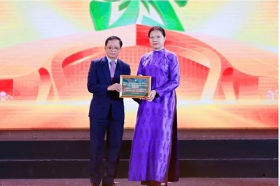 Tối 3/11, đại diện HDBank trao tặng 10 tỷ đồng chung tay hỗ trợ đồng bào miền núi phía Bắc và miền Trung khắc phục hậu quả bão lũ, tại Lễ bế mạc Hội chợ Mùa Thu 2025.