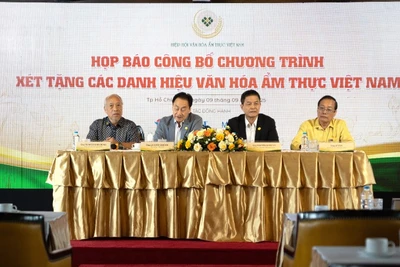 Các đại diện Ban tổ chức chương trình xét tặng Nghệ nhân Văn hóa Ẩm thực Việt Nam trao đổi tại họp báo.
