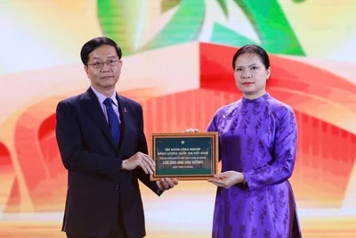 Tại lễ bế mạc Hội chợ mùa Thu lần thứ nhất - 2025, Petrovietnam đã trao ủng hộ đồng bào vùng lũ số tiền 100 tỷ đồng.