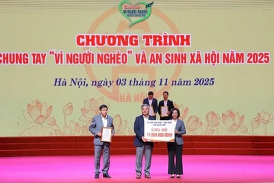 Phó Tổng Giám đốc Petrovietnam Đỗ Chí Thanh trao ủng hộ 10 tỷ đồng cho quỹ “Vì người nghèo” thành phố Hà Nội.
