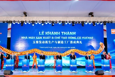 Các đại biểu nhấn nút khánh thành nhà máy. (Ảnh: KIM LONG MOTOR)