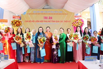 Nguyên cán bộ Hội phụ nữ tỉnh Vĩnh Long nhận quà nhân kỷ niệm 116 năm Ngày Quốc tế phụ nữ (8/3).