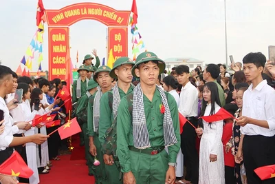 Các thanh niên ưu tú tại điểm giao quân số 2, Ban Chỉ huy Phòng thủ khu vực 1-Nguyệt Hóa, tỉnh Vĩnh Long lên đường nhập ngũ.