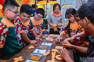 Học sinh Trường tiểu học Trần Nhật Duật hào hứng tham gia trò chơi Trí Uẩn trong không gian Trung tâm văn hoá nghệ thuật Hàng Buồm (Hà Nội).