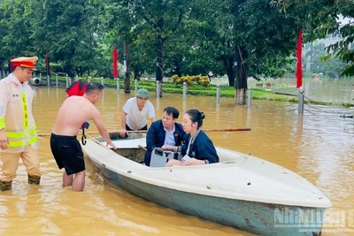Cảnh sát giao thông tỉnh Lào Cai dùng thuyền nan hỗ trợ đại biểu kịp thời gian dự Đại hội Đảng bộ tỉnh. (Ảnh: THANH SƠN).