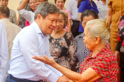 Đồng chí Vũ Đại Thắng, Ủy viên Trung ương Đảng, Bí thư Tỉnh ủy, Trưởng Đoàn đại biểu Quốc hội tỉnh trao đổi cùng các đảng viên Chi bộ khu phố 1, phường Việt Hưng.