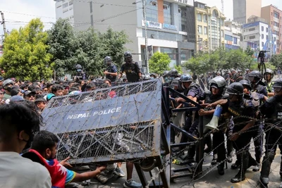 Cảnh sát ngăn dòng người biểu tình bạo loạn phản đối Chính phủ tại thủ đô Kathmandu, Nepal ngày 8/9/2025. (Ảnh: Anadolu Agency/TTXVN) 