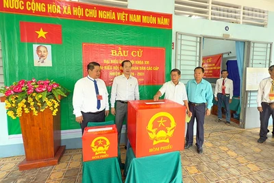 Chủ tịch Ủy ban nhân dân tỉnh Vĩnh Long chứng kiến cử tri tham gia bầu những lá phiếu đầu tiên. 